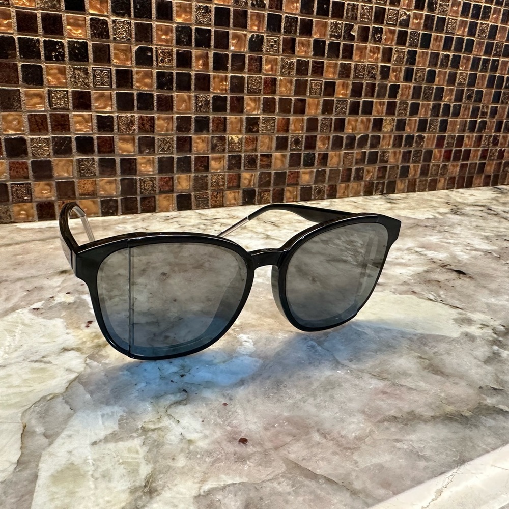 👓DIOR- Black Line Oversize Sunglasses👓 - Picture 15 of 17